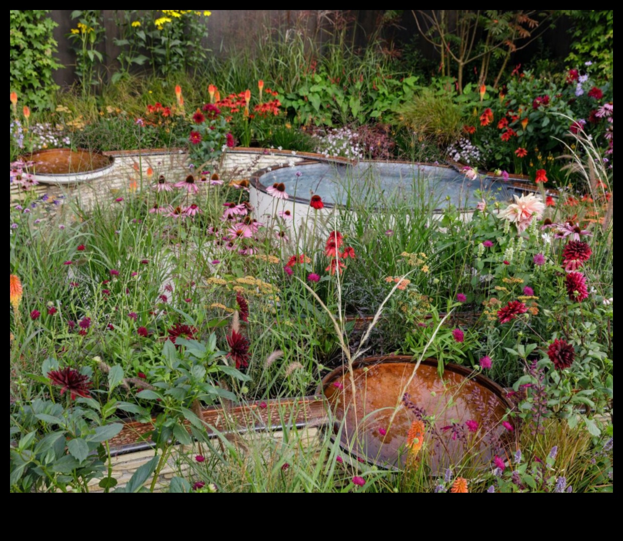 Ανθίστε με στυλ Μεταμορφώστε τον κήπο σας με αυτά τα 7 βασικά κομμάτια διακόσμησης 2 Bloom in Style: Ανακαλύψτε τα βασικά στοιχεία της μεταμορφωτικής διακόσμησης κήπου